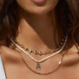 Colar Pingente Letra Pérola - Ouro 18K | SILLENE