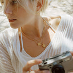 Colar Pingente Moeda Bizantina - Ouro 18K | SILLENE - uso