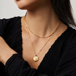 Colar Pingente Moeda Contas - Ouro 18K | SILLENE - detalhe