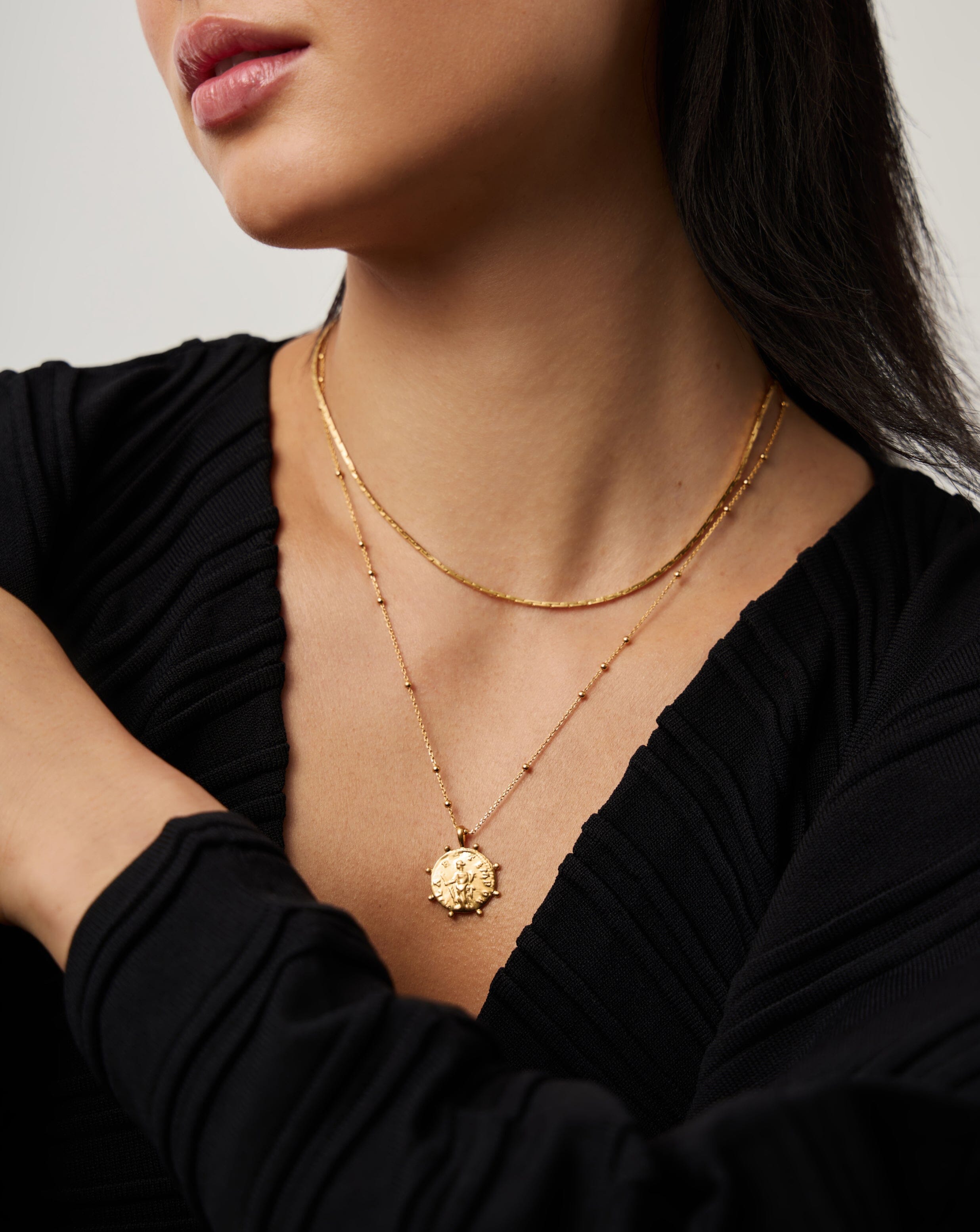 Colar Pingente Moeda Contas - Ouro 18K | SILLENE - detalhe