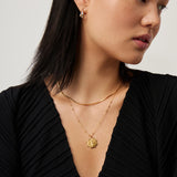 Colar Pingente Moeda Contas - Ouro 18K | SILLENE - uso