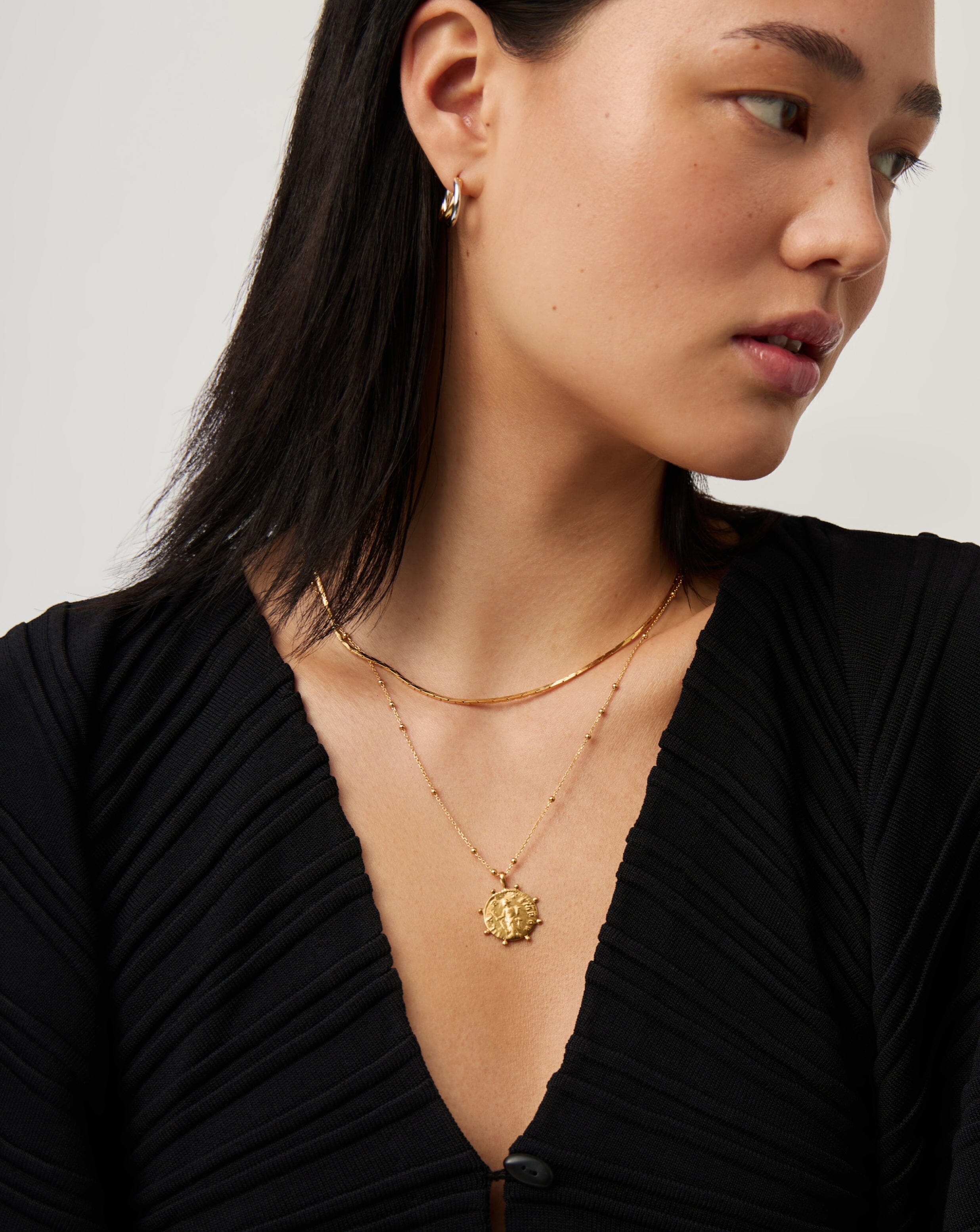 Colar Pingente Moeda Contas - Ouro 18K | SILLENE - uso
