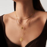Colar Pingente Moeda Romana Longo - Ouro 18K | SILLENE - detalhe
