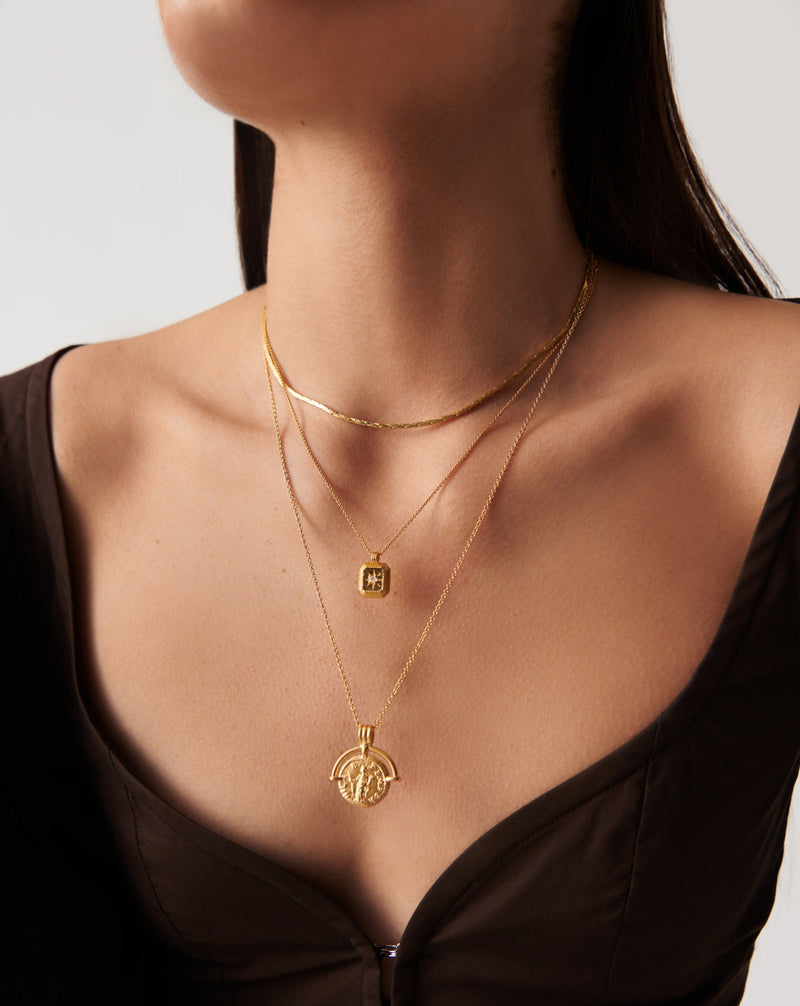 Colar Pingente Moeda Romana Longo - Ouro 18K | SILLENE - detalhe