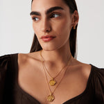 Colar Pingente Moeda Romana Longo - Ouro 18K | SILLENE - uso