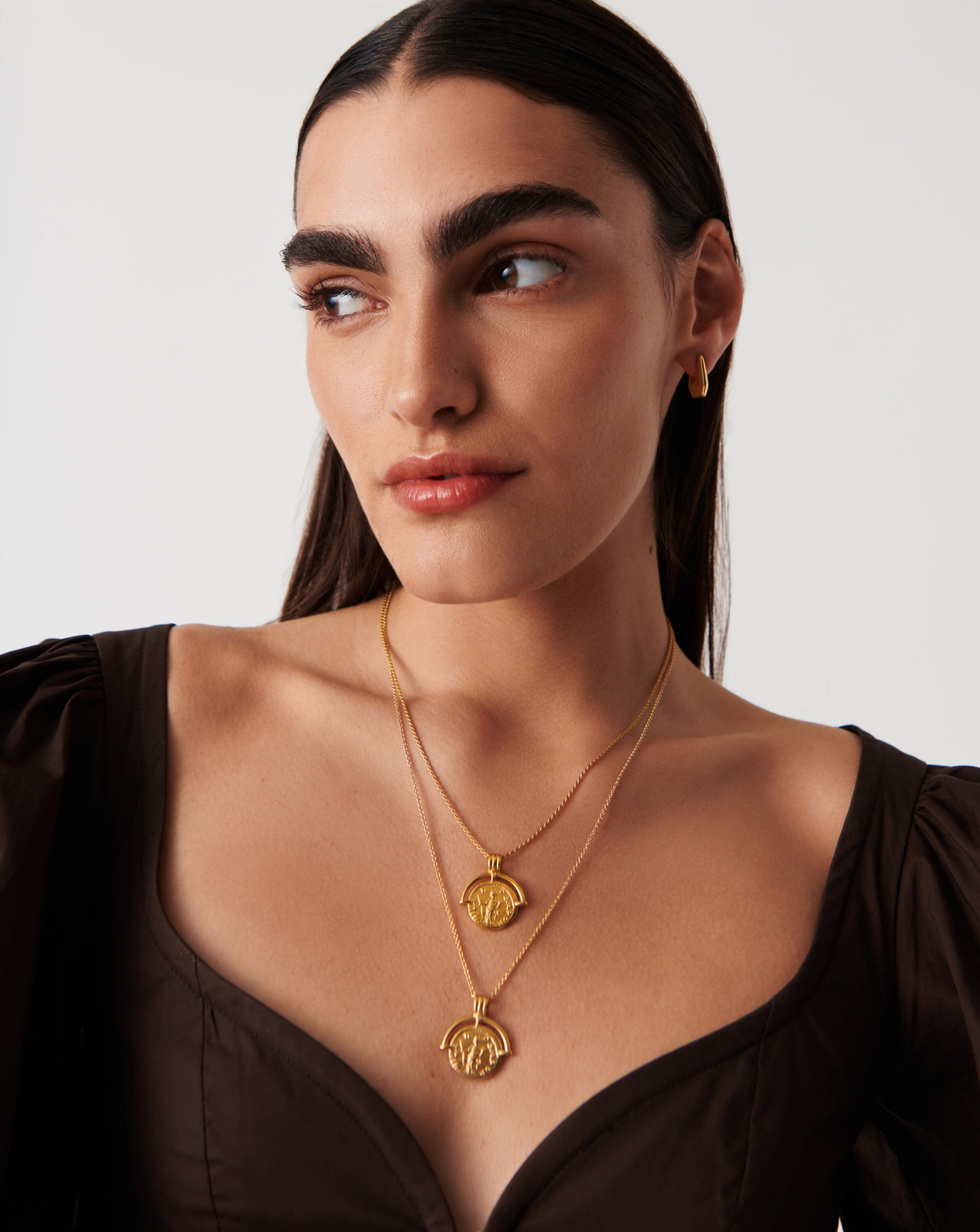 Colar Pingente Moeda Romana Longo - Ouro 18K | SILLENE - uso
