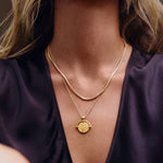 Colar Pingente Moeda Romana - Ouro 18K | SILLENE - detalhe