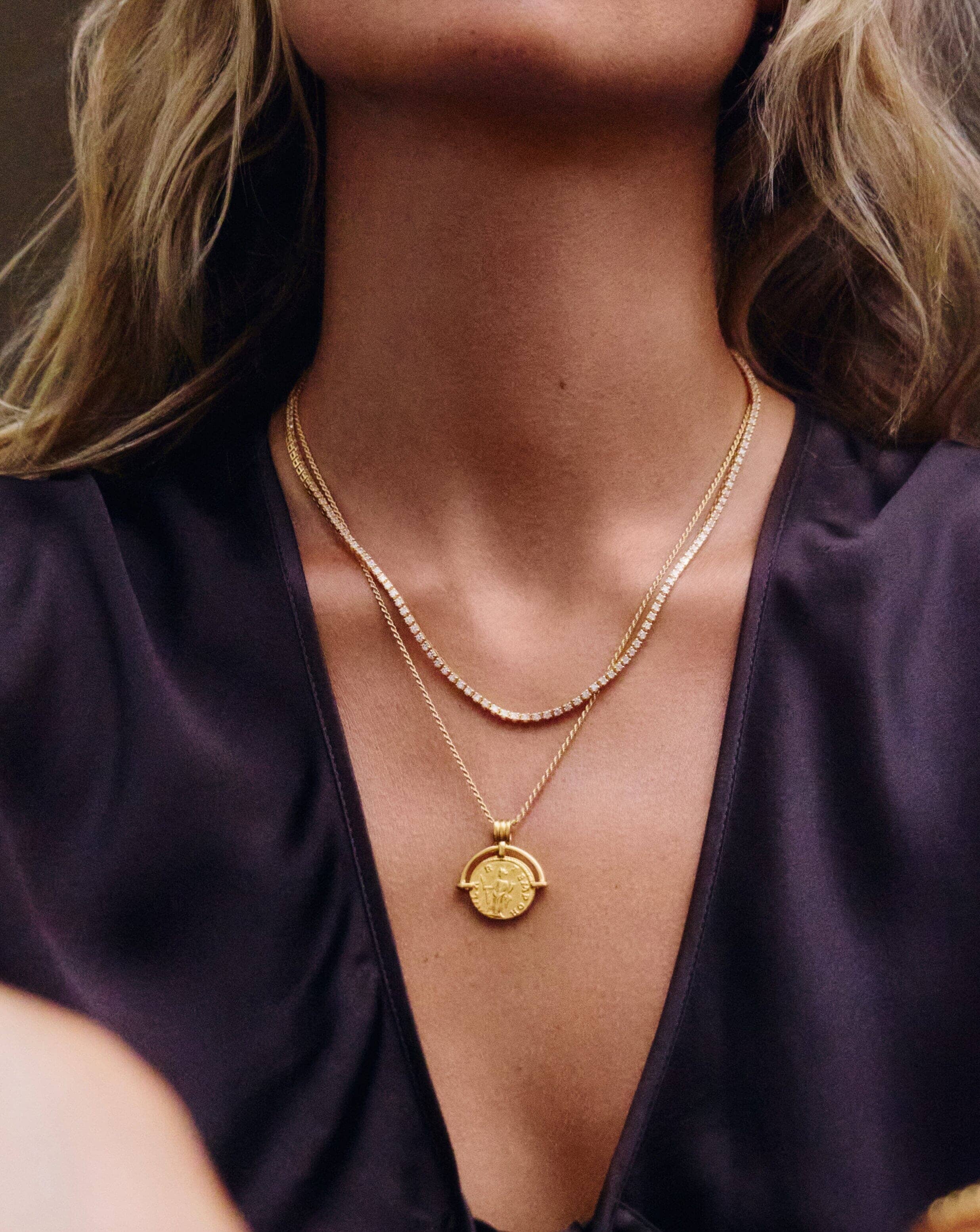 Colar Pingente Moeda Romana - Ouro 18K | SILLENE - detalhe