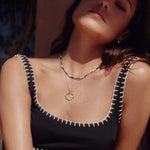 Colar Pingente Moeda Romana - Ouro 18K | SILLENE - uso