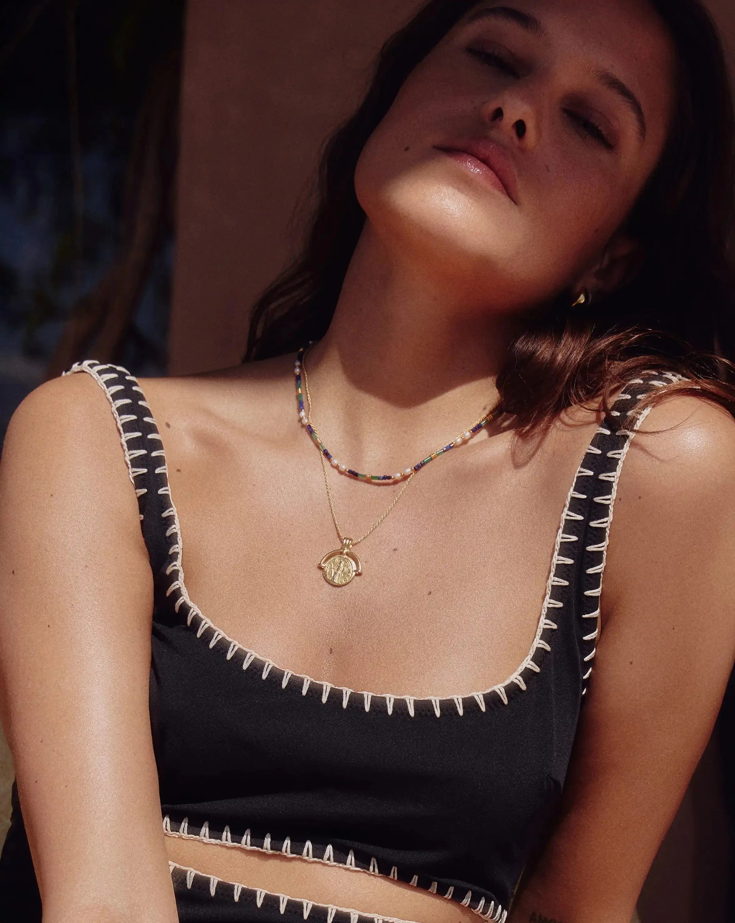 Colar Pingente Moeda Romana - Ouro 18K | SILLENE - uso