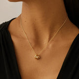Colar Pingente Nó Cravejado - Ouro 18K | SILLENE - detalhe
