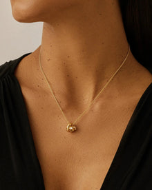 Colar Pingente Nó Cravejado - Ouro 18K | SILLENE - detalhe
