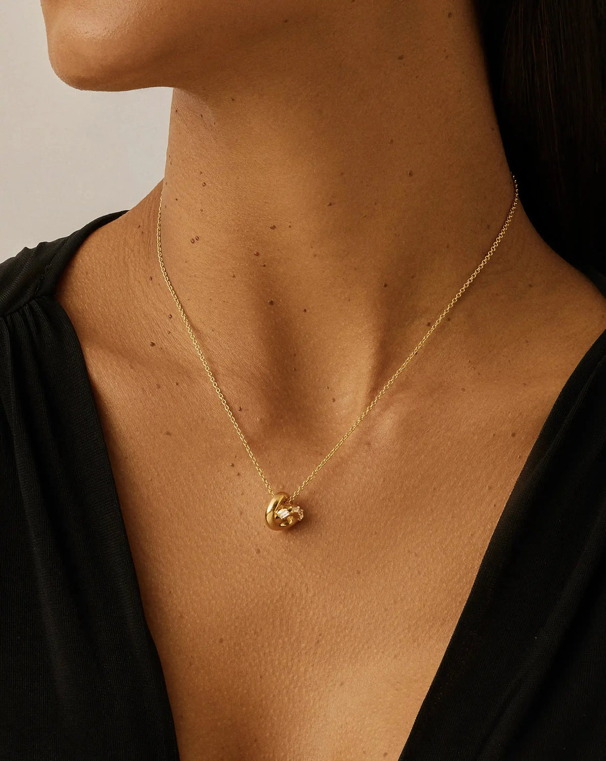 Colar Pingente Nó Cravejado - Ouro 18K | SILLENE - detalhe