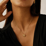 Colar Pingente Nó Cravejado - Ouro 18K | SILLENE - uso