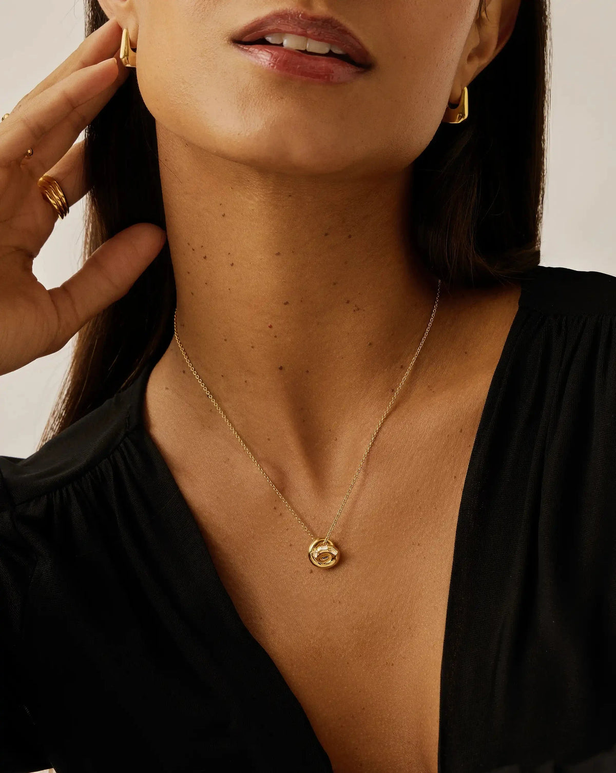 Colar Pingente Nó Cravejado - Ouro 18K | SILLENE - uso