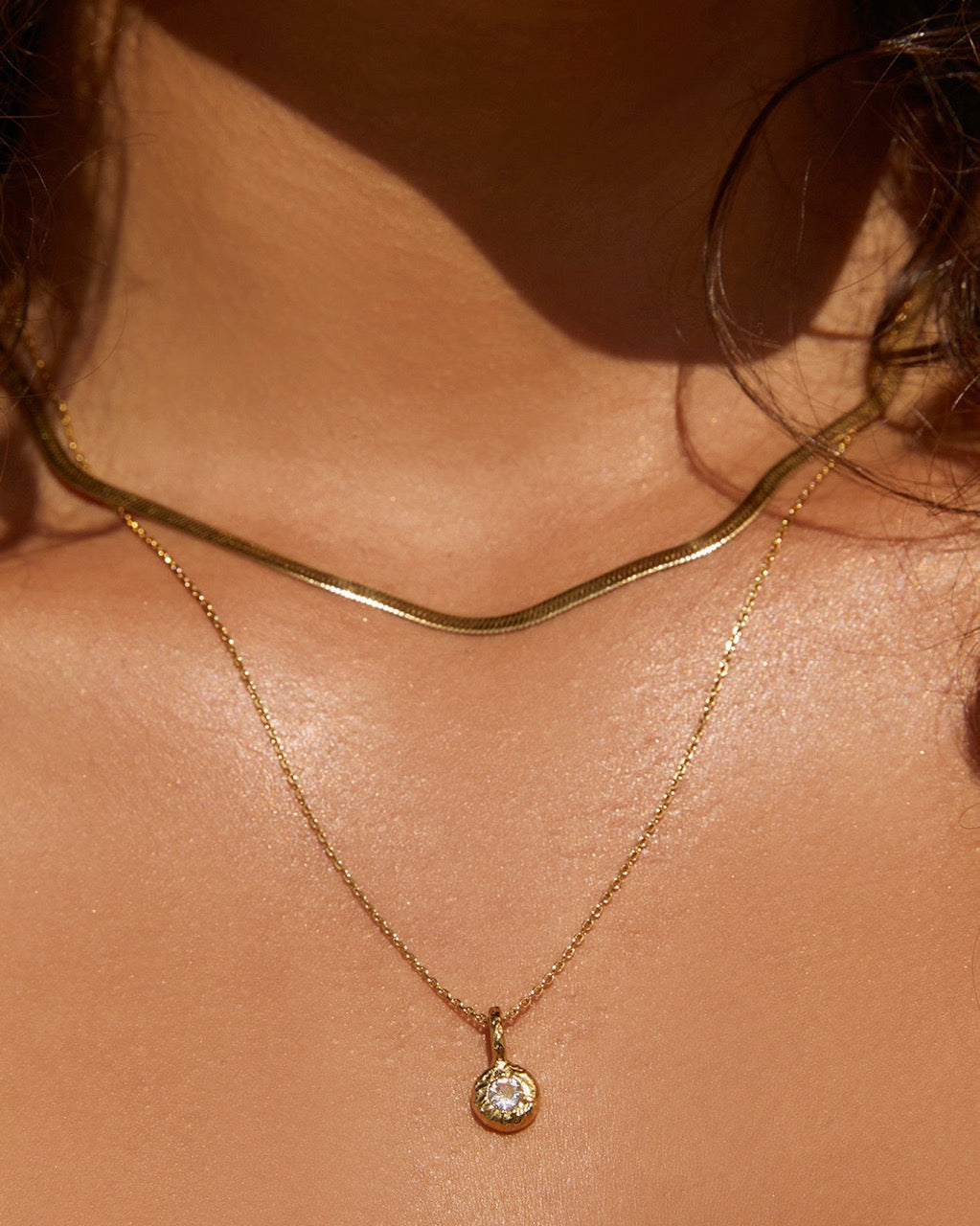 Colar Pingente Pedra do Mês - Ouro 18K | SILLENE - uso