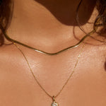 Colar Pingente Pedra do Mês - Ouro 18K | SILLENE - uso
