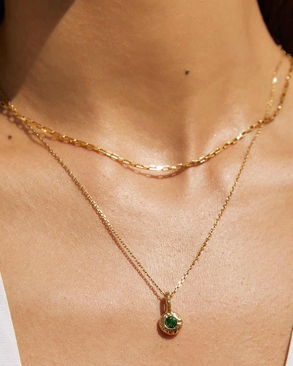 Colar Pingente Pedra do Mês - Ouro 18K | SILLENE - uso