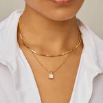 Colar Pingente Quadrado Madrepérola - Ouro 18K | SILLENE - detalhe