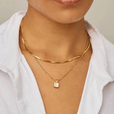 Colar Pingente Quadrado Madrepérola - Ouro 18K | SILLENE - detalhe