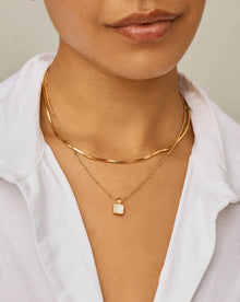 Colar Pingente Quadrado Madrepérola - Ouro 18K | SILLENE - detalhe