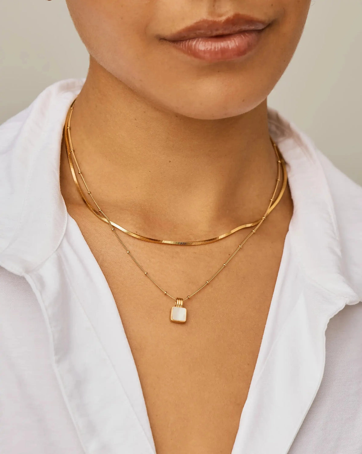 Colar Pingente Quadrado Madrepérola - Ouro 18K | SILLENE - detalhe