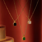 Colar Pingente Quadrado Madrepérola - Ouro 18K | SILLENE - detalhe