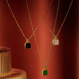 Colar Pingente Quadrado Madrepérola - Ouro 18K | SILLENE - detalhe