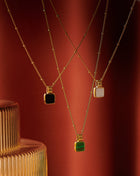 Colar Pingente Quadrado Madrepérola - Ouro 18K | SILLENE - detalhe