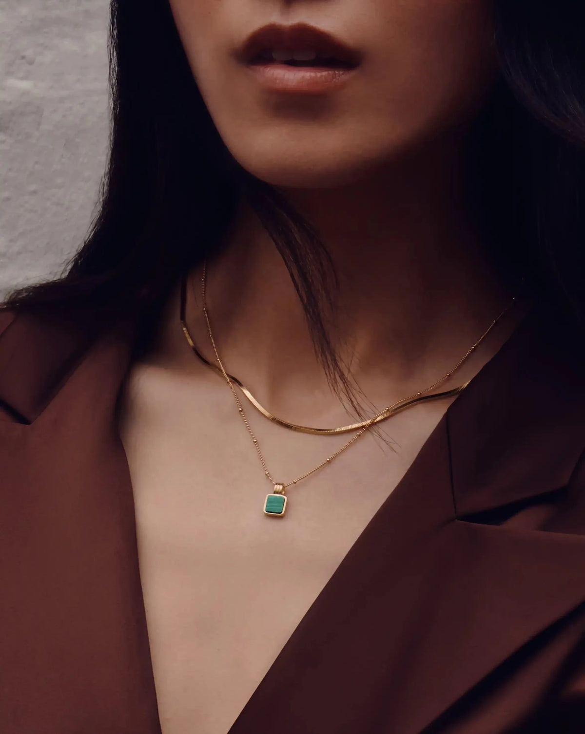 Colar Pingente Quadrado Malaquita - Ouro 18K | SILLENE - uso