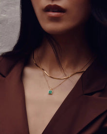 Colar Pingente Quadrado Malaquita - Ouro 18K | SILLENE - uso