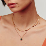 Colar Pingente Quadrado Onix - Ouro 18K | SILLENE - detalhe