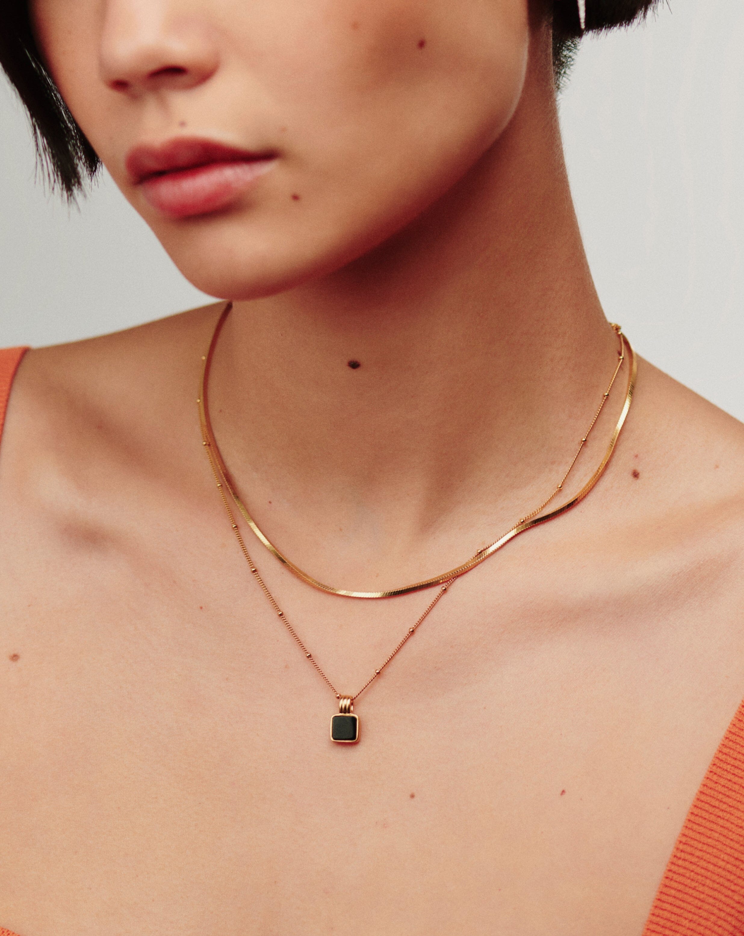 Colar Pingente Quadrado Onix - Ouro 18K | SILLENE - detalhe