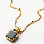Colar Pingente Quadrado Onix - Ouro 18K | SILLENE - uso