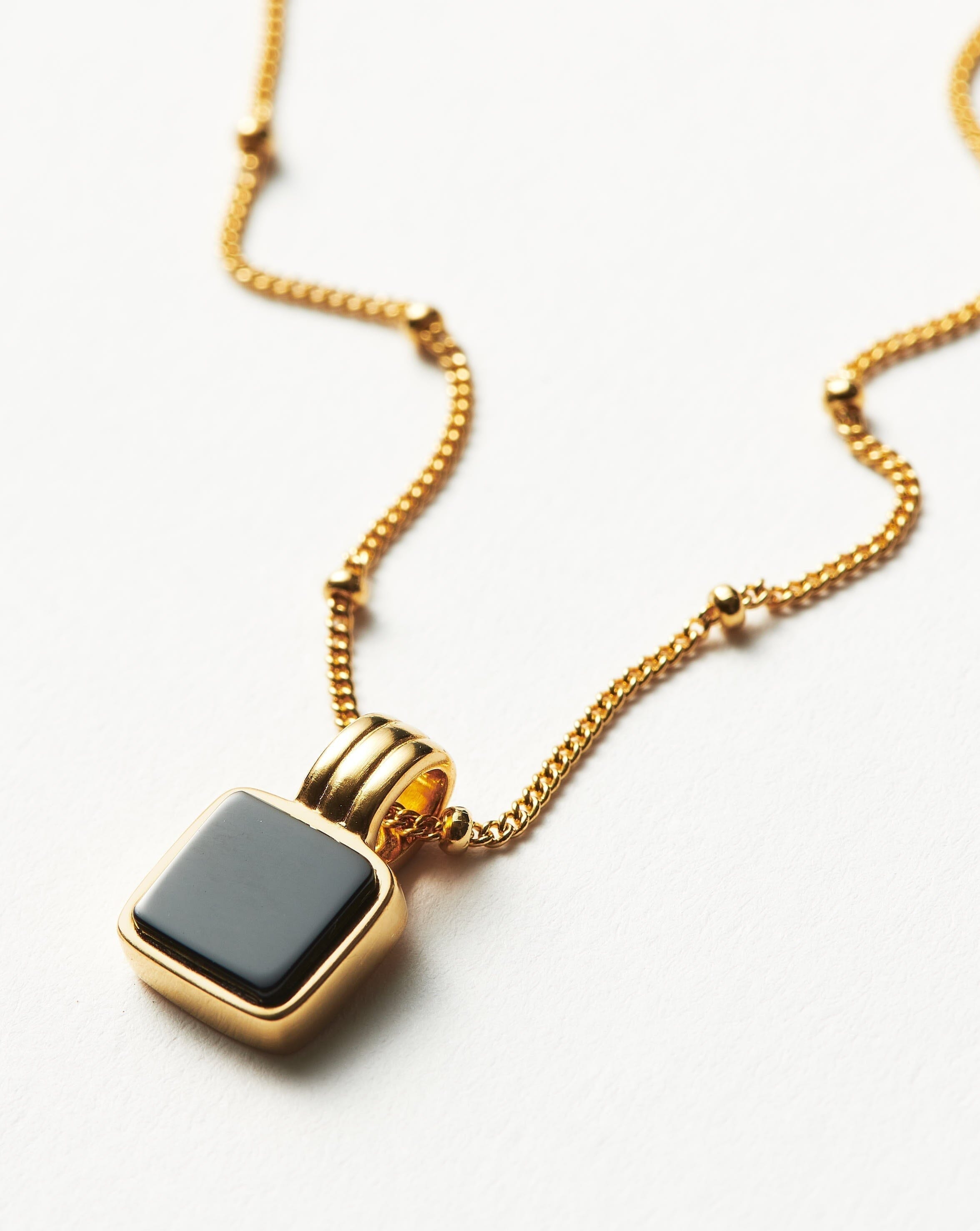 Colar Pingente Quadrado Onix - Ouro 18K | SILLENE - uso