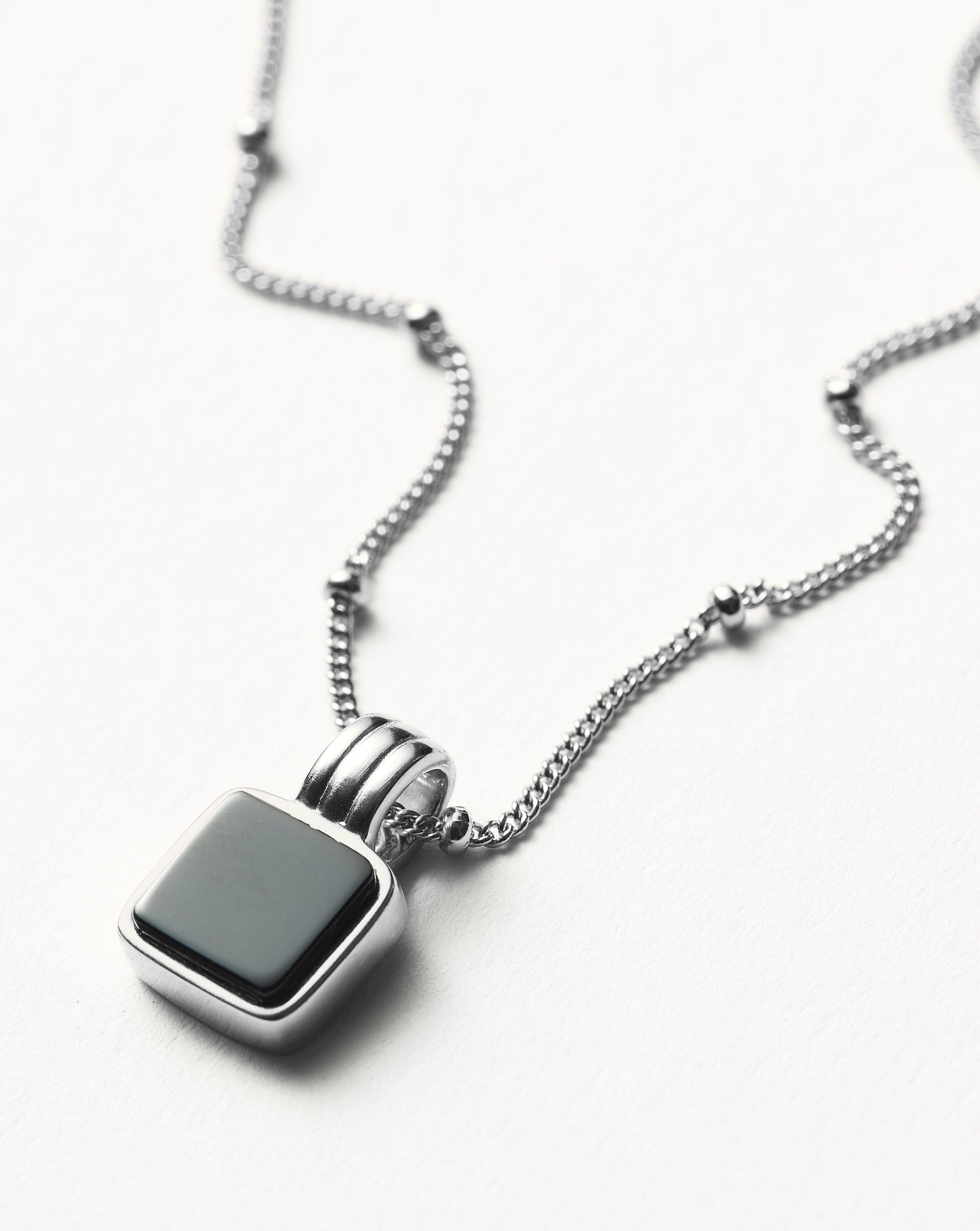 Colar Pingente Quadrado Onix - Prata | SILLENE