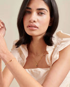 Colar Retângulo Pedra do Mês - Abril (Topázio Branco) - Ouro 18K em uso | SILLENE