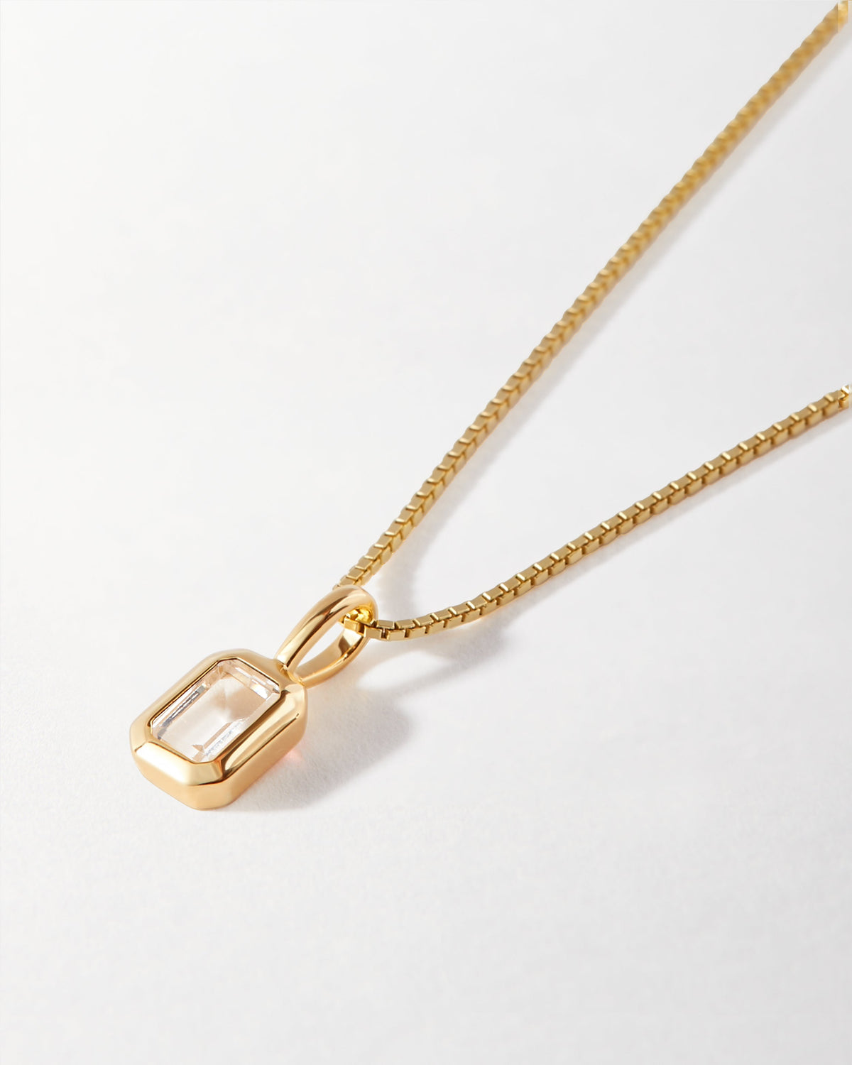Colar Retângulo Pedra do Mês - Abril (Topázio Branco) - Ouro 18K no colo | SILLENE