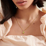 Detalhe do Colar Retângulo Pedra do Mês - Agosto (Peridoto) - Ouro 18K | SILLENE