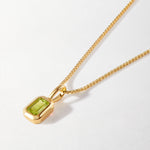 Detalhe do Colar Retângulo Pedra do Mês - Agosto (Peridoto) - Ouro 18K | SILLENE