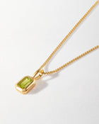 Detalhe do Colar Retângulo Pedra do Mês - Agosto (Peridoto) - Ouro 18K | SILLENE