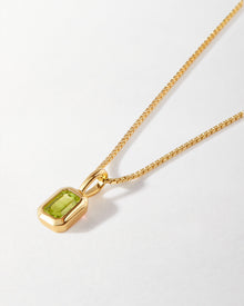 Detalhe do Colar Retângulo Pedra do Mês - Agosto (Peridoto) - Ouro 18K | SILLENE