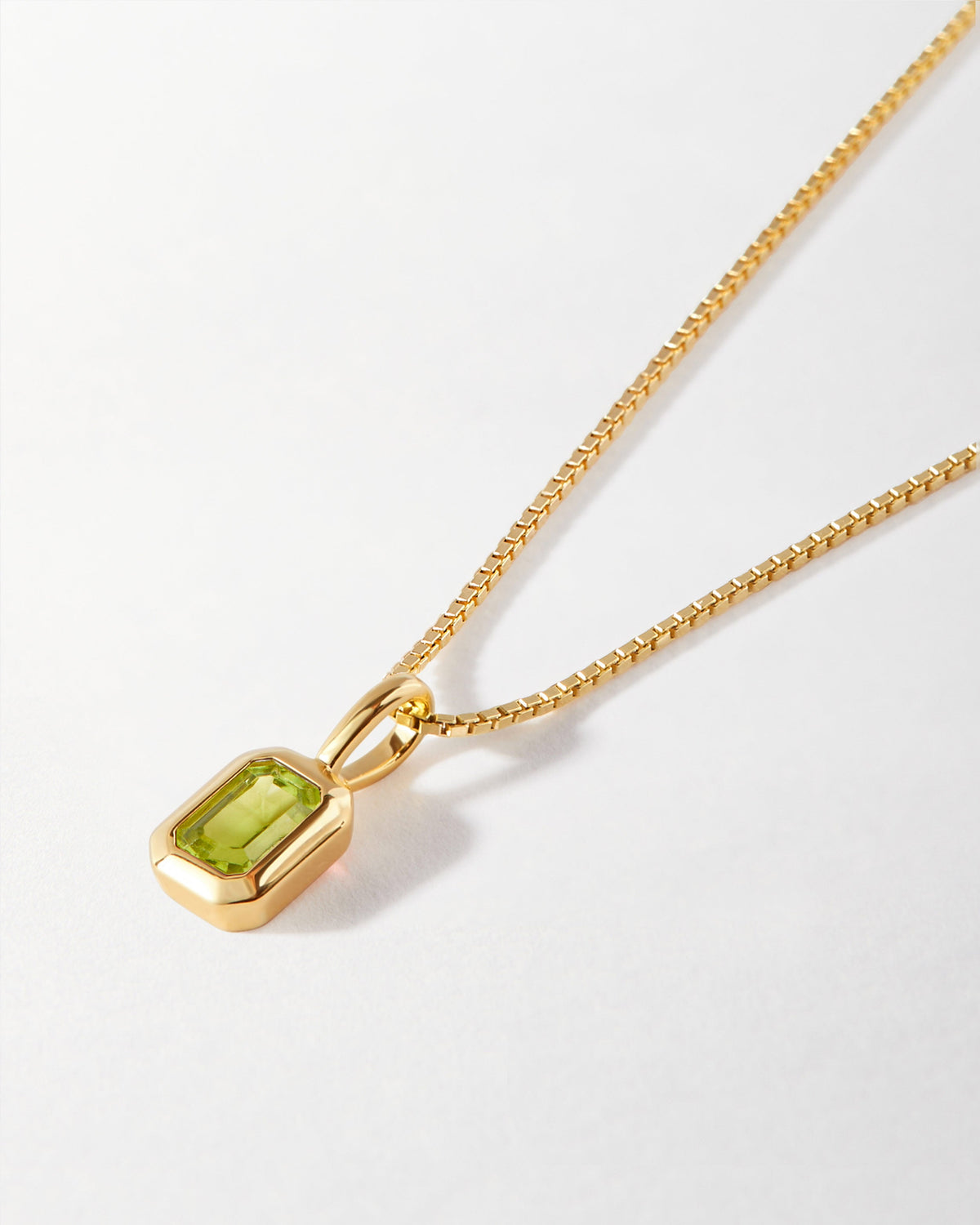 Detalhe do Colar Retângulo Pedra do Mês - Agosto (Peridoto) - Ouro 18K | SILLENE