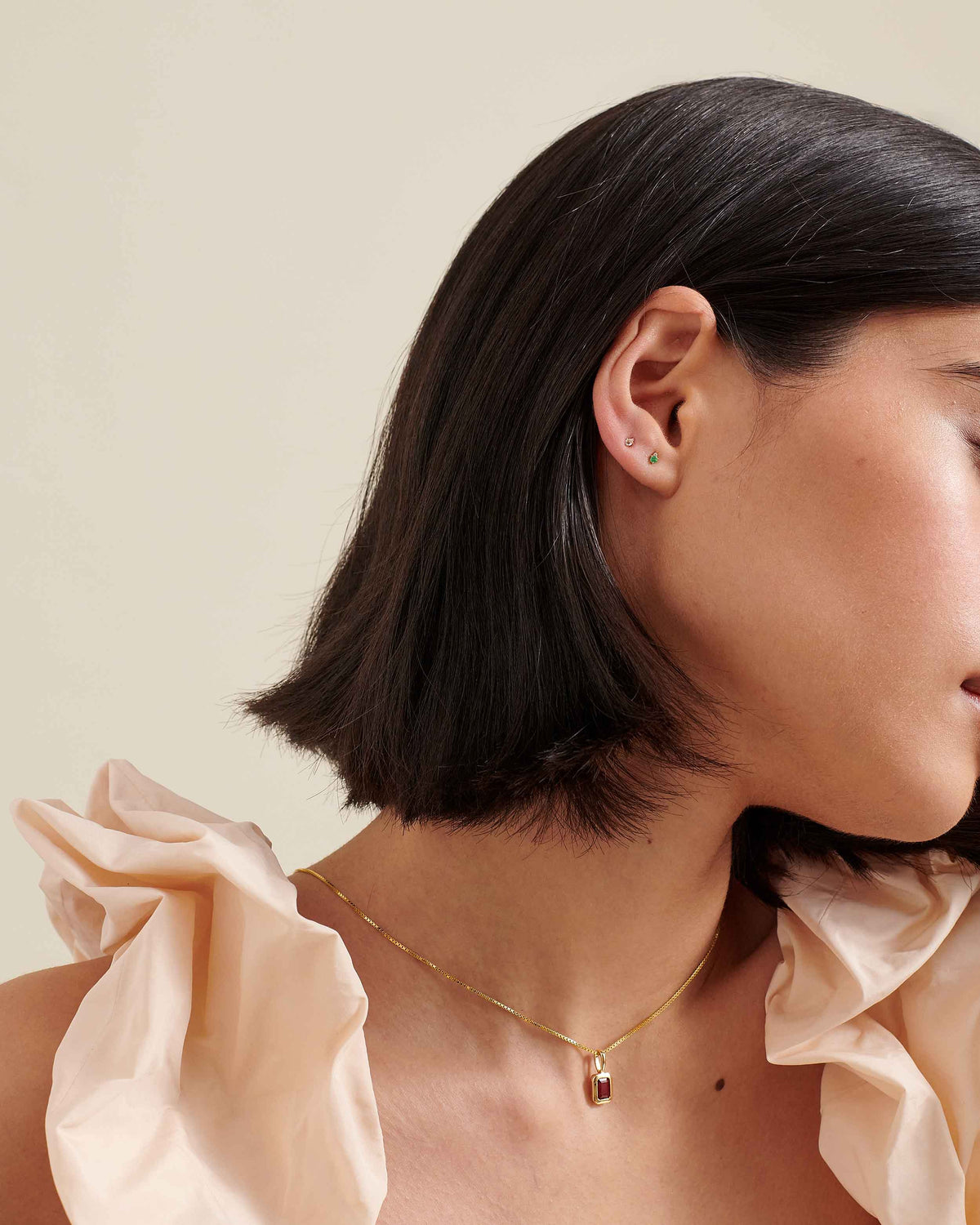 Colar Retângulo Pedra do Mês - Agosto (Peridoto) - Ouro 18K em uso | SILLENE