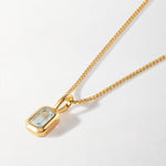 Detalhe do Colar Retângulo Pedra do Mês - Dezembro (Topázio Azul) - Ouro 18K | SILLENE