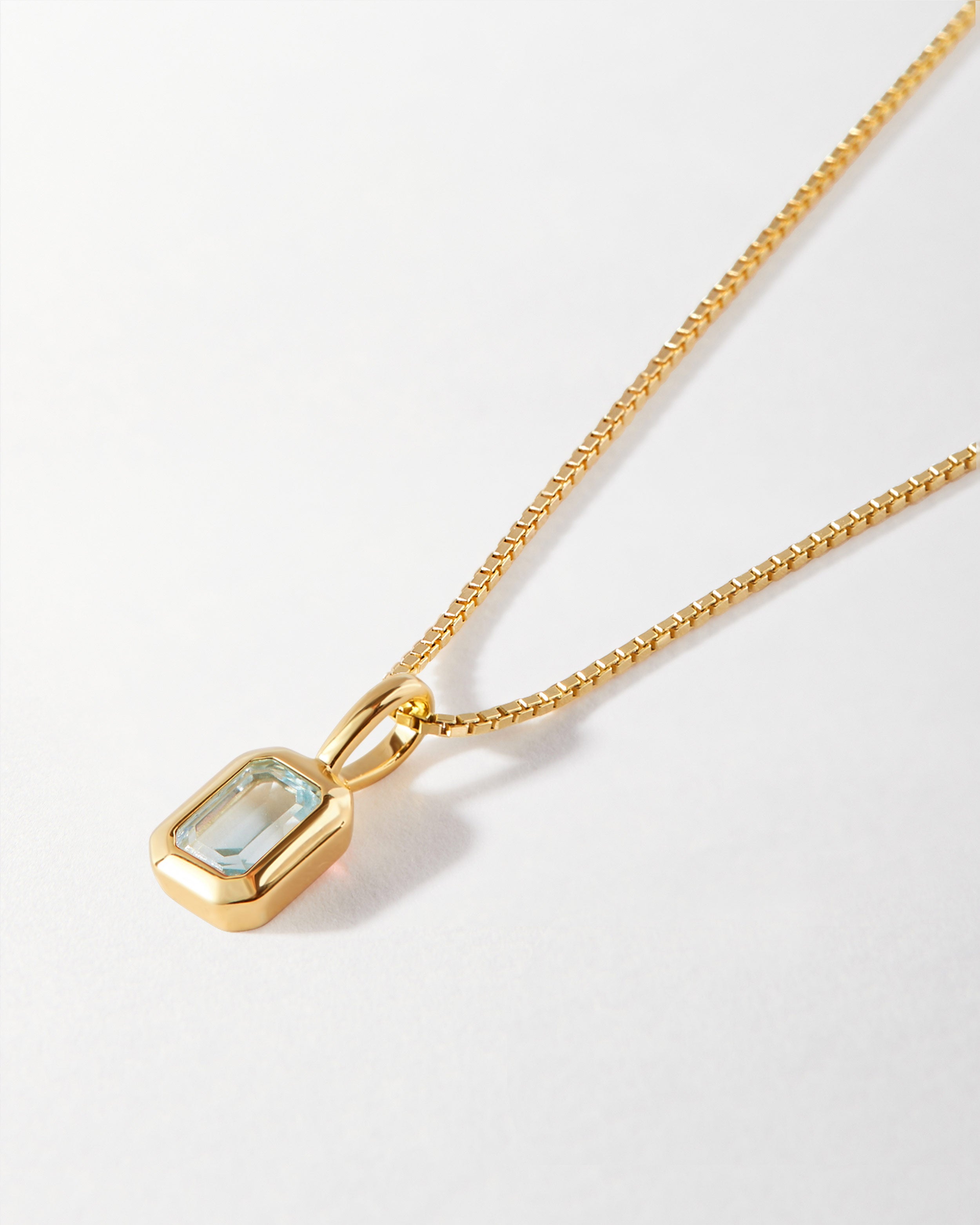 Detalhe do Colar Retângulo Pedra do Mês - Dezembro (Topázio Azul) - Ouro 18K | SILLENE