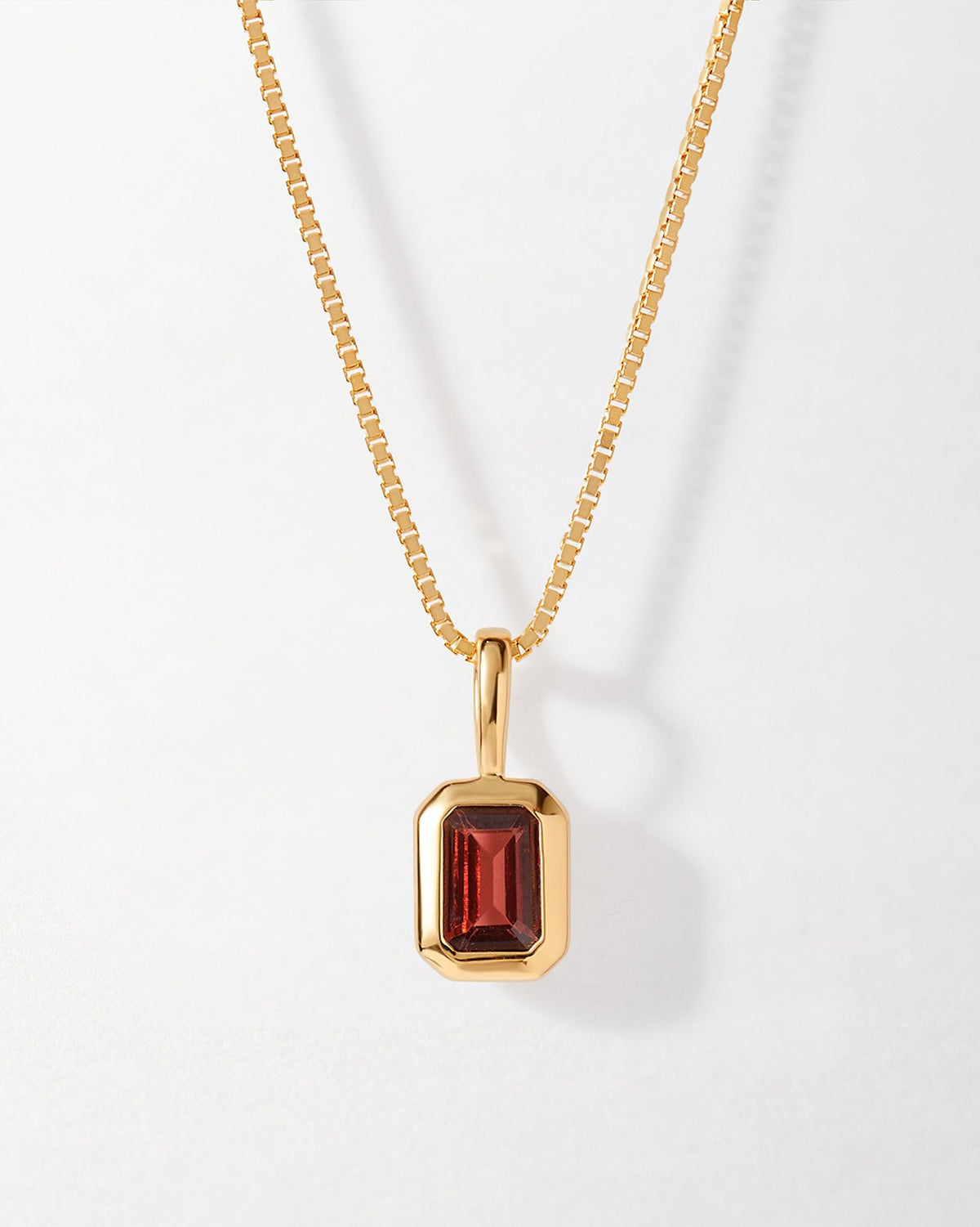 Colar Retângulo Pedra do Mês - Janeiro (Granada) - Ouro 18K | SILLENE
