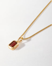Detalhe do Colar Retângulo Pedra do Mês - Janeiro (Granada) - Ouro 18K | SILLENE