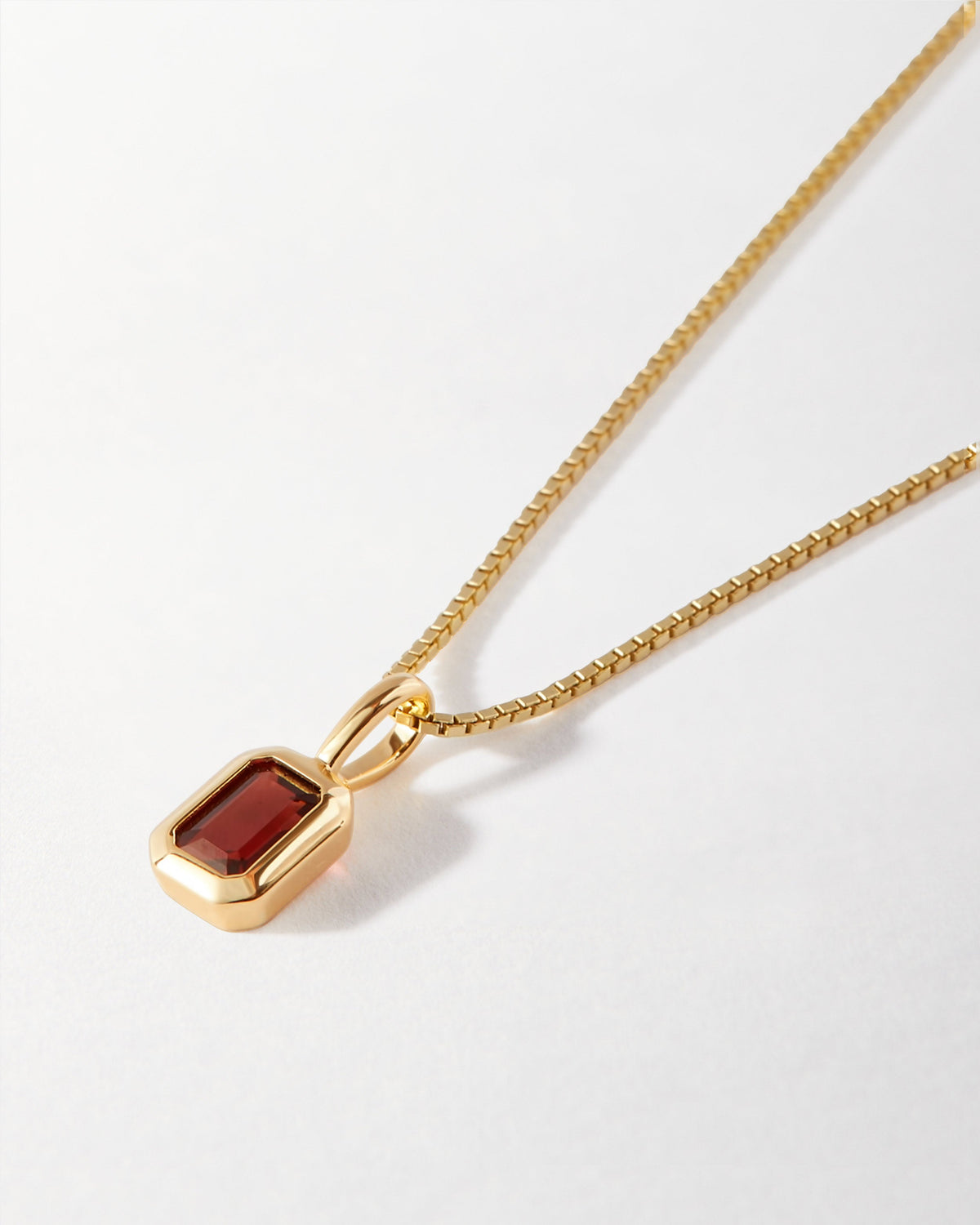 Detalhe do Colar Retângulo Pedra do Mês - Janeiro (Granada) - Ouro 18K | SILLENE