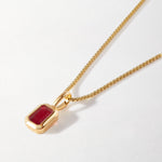 Detalhe do Colar Retângulo Pedra do Mês - Julho (Rubi) - Ouro 18K | SILLENE